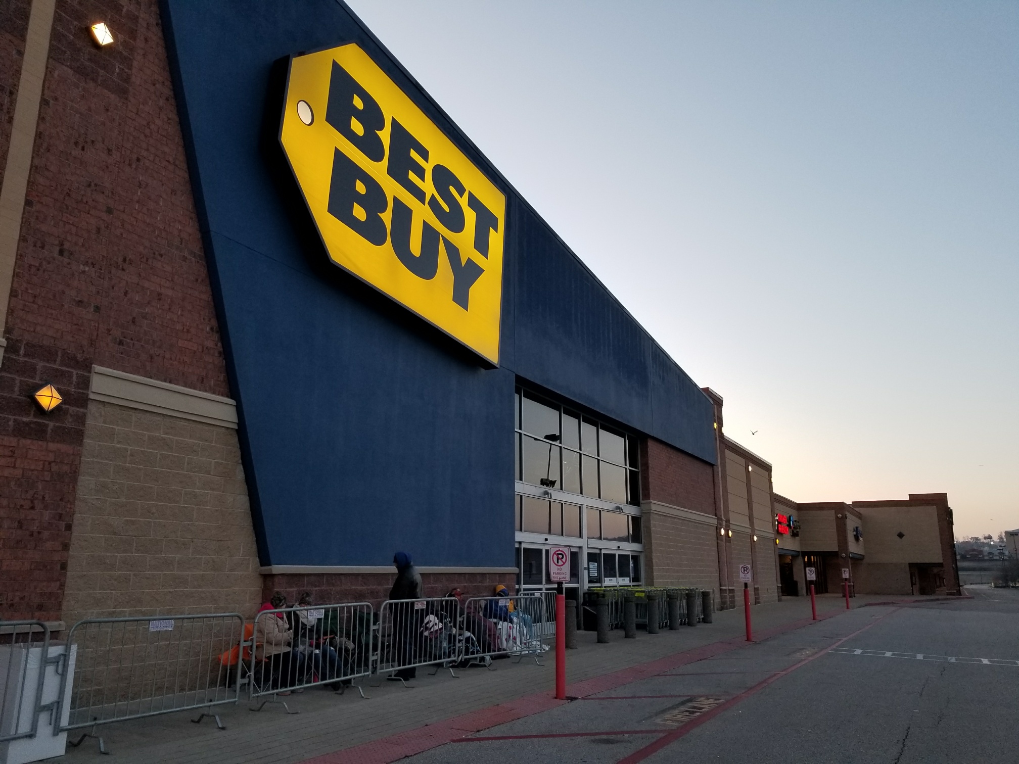 Thanksgiving Day outside Best Buy WV MetroNews