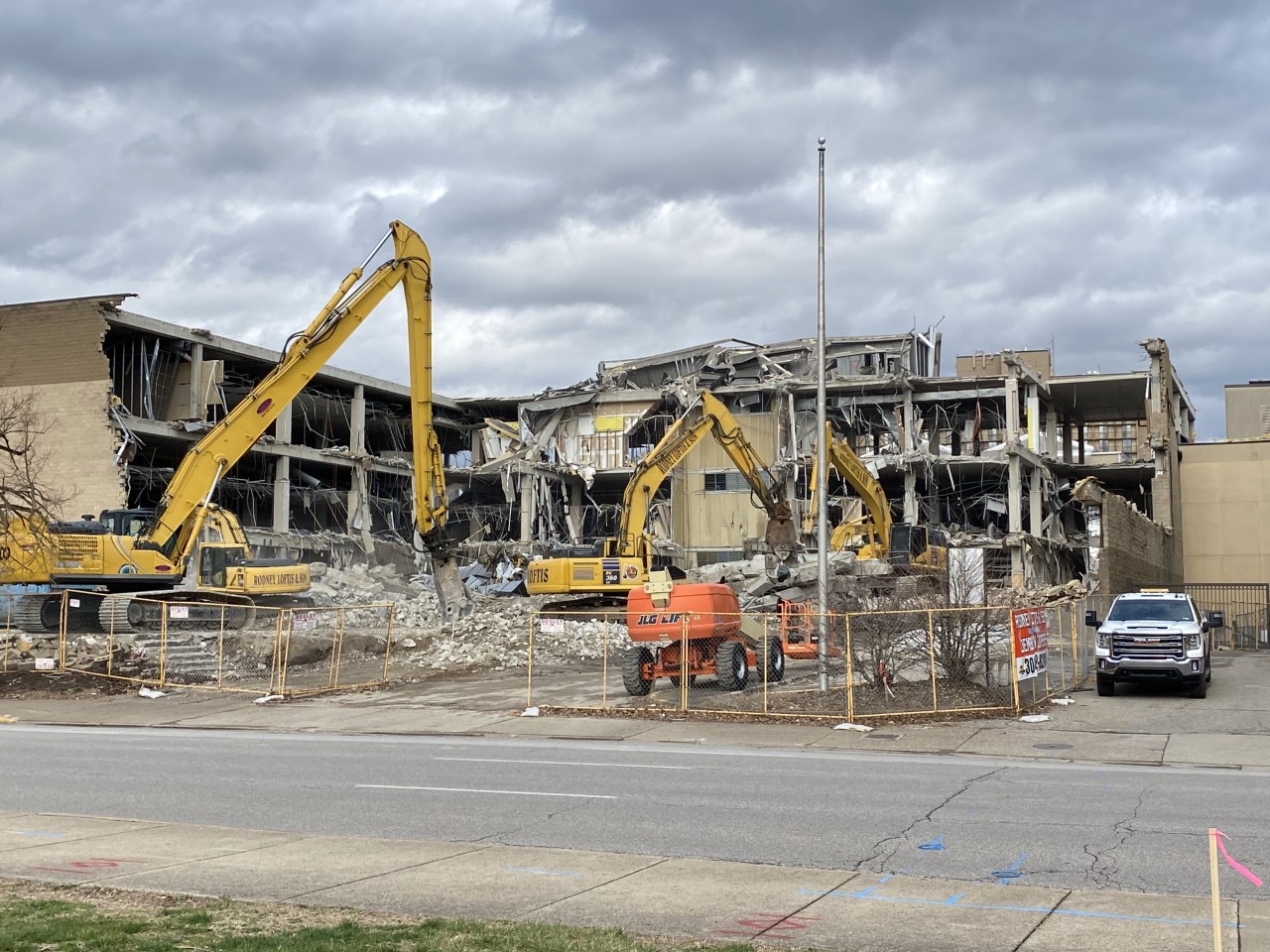 Demolition crews making progress on old Sears building in downtown ...